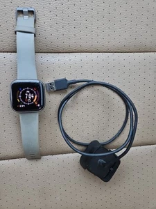Fitbit Versa 2 Aktivitätstracker - Stein/Nebelgrau - braucht neues Band - Bild 1 von 6