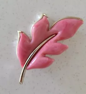 Vintage Brooch Leaf Pin Sarah Coventry (Sarah Cov) Pink Golden Edge Classic - Picture 1 of 3