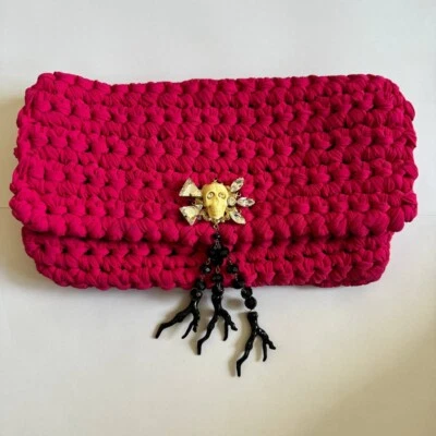 Bolso sin asas tejido para mujer con cierre magnético y calavera Foto 1 de 4