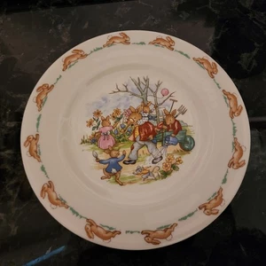 Plato Royal Doulton Bunnykins 6,5" - Escena de jardinería - Hueso fino China Inglaterra - Imagen 1 de 2