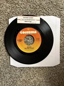 Paul McCartney Wings – GETTING CLOSER/SPIN IT ON 45 rpm record w Jukebox Strip - Imagen 1 de 3