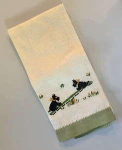 Vintage Leinen Fingerspitzen Handtuch mit Handbestickung Verspielt Scottie Hunde Grün - Bild 1 von 12