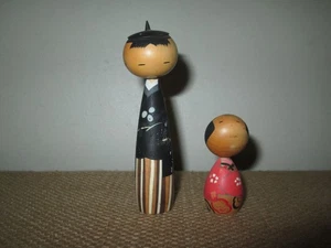 Coppia di 2 statuine bambola Kokeshi vintage giapponese in legno - Foto 1 di 8