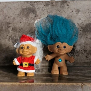 Muñeca Troll Gema De Colección Pelo Azul y Troll de Navidad Juguete De Colección Colorido Coleccionable - Imagen 1 de 8