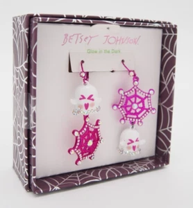 Pendientes Betsey Johnson Rosa Blanco Telaraña Fantasma Brilla en la Oscuridad Halloween - Imagen 1 de 9