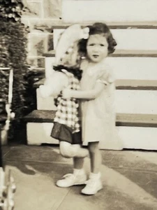 Vintage Foto hübsches junges Mädchen mit Osterhase Puppe 40er Jahre - Bild 1 von 4