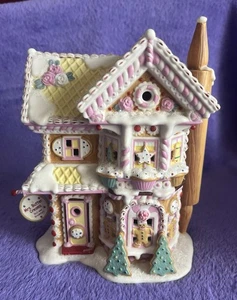 Home Town Traditions by Dept 56 "Mrs Butter Cream’s Bed & Breakfast” 2004 - Picture 1 of 10