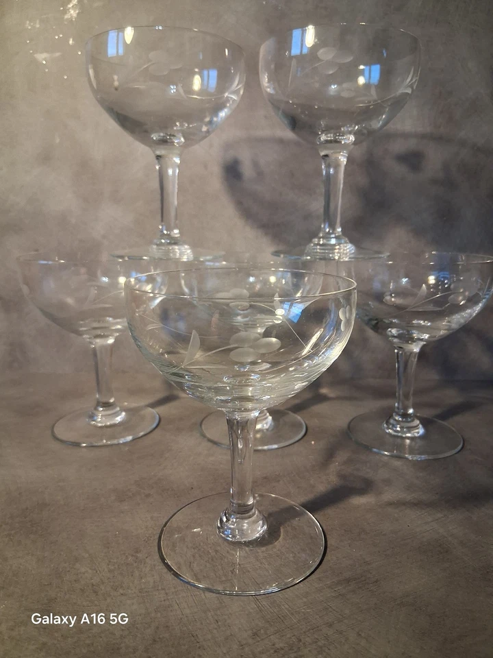 Ancien lot de 🍾 6 coupes à champagne 🍾 en cristal gravé 🍾 vintage - Photo 1/4