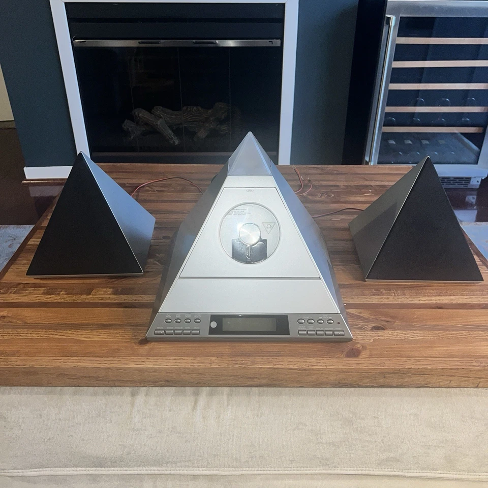 Raro Usado en Excelente Condición Radio Shack Nova Pyramid 13-1317 CD Cassette AM FM Mayormente Funciona / LEER Foto 1 de 4