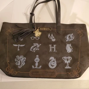 Bolso de Mano Harry Potter Hogwarts Cuero Sintético Negro y Plateado 19" Ancho Nuevo - Imagen 1 de 4