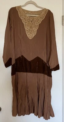 ¿Antiguo/Vintage años 30/Flapper? Vestido plisado marrón de encaje de terciopelo tal cual Foto 1 de 4