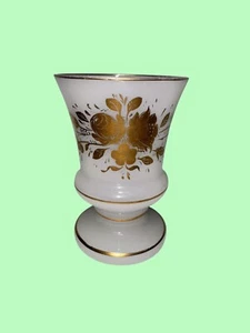 Vintage weiße französische Opal Milchglas Vase mit goldenem Blumenmuster - Bild 1 von 10