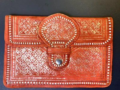 Couro em relevo vintage marroquino com estampa de ouro vermelho com detalhe de tecelagem embreagem vermelha - Imagem 1 de 4