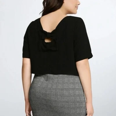 Top Corto Torrid 2 Negro Crepe Doble Lazo Espalda Manga Corta 2X Femenino Femenino Foto 1 de 4