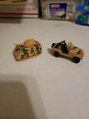 1983 Hot Wheels Army Battle Tank Drop-Down Tailgate with Soldiers 81 Roll patrol - Image 1 of 4