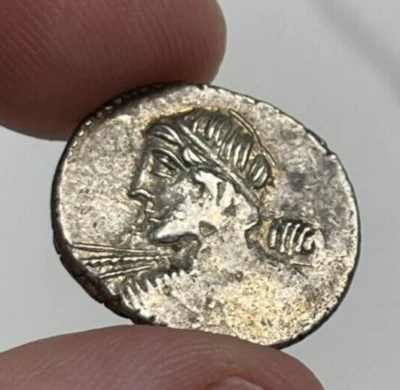 Moneda de plata romana Denario, Licinio, antes del 44 aC, "Muerte del César" 4,1 g Foto 1 de 4