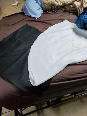 table cloths lot round one white one black 58 inch in diameter - Image 1 of 4