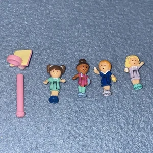 Muñecas completas de baloncesto Polly Pocket 1993 Schoolhouse Pollyville de colección sin compatibilidad - Imagen 1 de 10