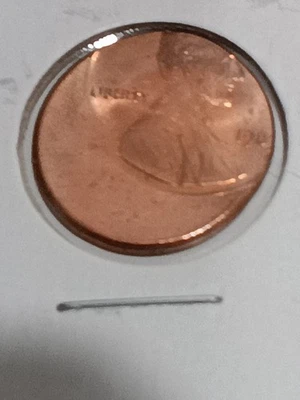 1983 ERROR OFF CENTER Lincoln Cent Coin - Image 1 of 2
