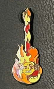 Hard Rock Cafe Pin Anstecker Gitarre All Access Flammen - Bild 1 von 2