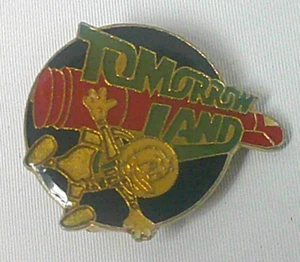 Vintage 1985 Disney Tomorrowland Lapel Pin Disneyland Donald Duck Space Suit - Picture 1 of 2