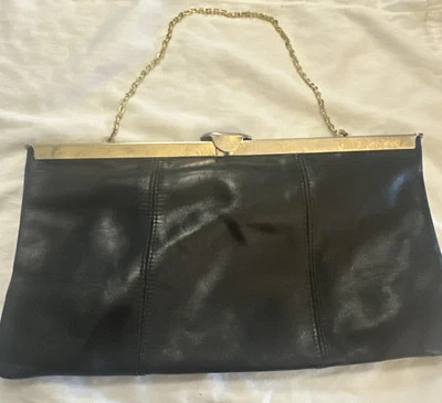 Bolso sin asas de cuero negro Etra de la década de 1980 con cadena dorada de 5" y cierre Foto 1 de 3