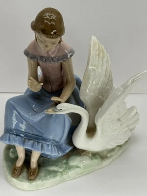 Lladro NAO Daisa 1986 Hand Made Spain Figurine Girl with Swan  porcelain statue - Image 1 of 4