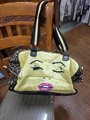 Bolsa de ombro Betseyville por Betsey Johnson Diamond Girl Marilyn Monroe Wink  - Imagem 1 de 4