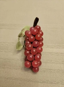 Vidrio de lucita acrílico vintage de 5" racimo de uva roja con hojas - Imagen 1 de 6