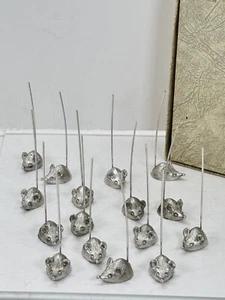Ratones Hors D'Oeuvre Servidores Fiesta Palitos de Queso Plato de Rodio 3" Colas Juego de 16 - Imagen 1 de 10