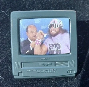 Macho Man Randy Savage Mean Gene Okerlund TV Frame Custom EMAILLE PIN WWF Creme - Bild 1 von 3