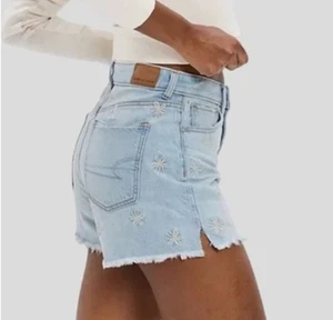 American Eagle Women's Mom Shorts Size 2 Medium Wash Embroidered Daisys - Picture 1 of 8