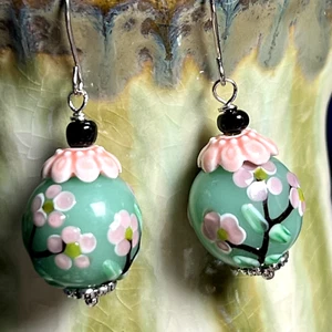 Pendientes colgantes con flores de cerezo murano verde y rosa tono plata. S240 - Imagen 1 de 4