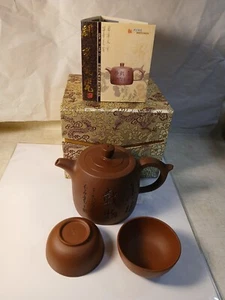 Yixing Quinyi Teekanne & zwei Teetassen 2008 Sammlerstück COA - Bild 1 von 24