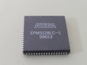 Dispositivo lógico programable Altera EPM5128LC-1 S9613, PQCC68. 40ns, 128 celdas - Imagen 1 de 5