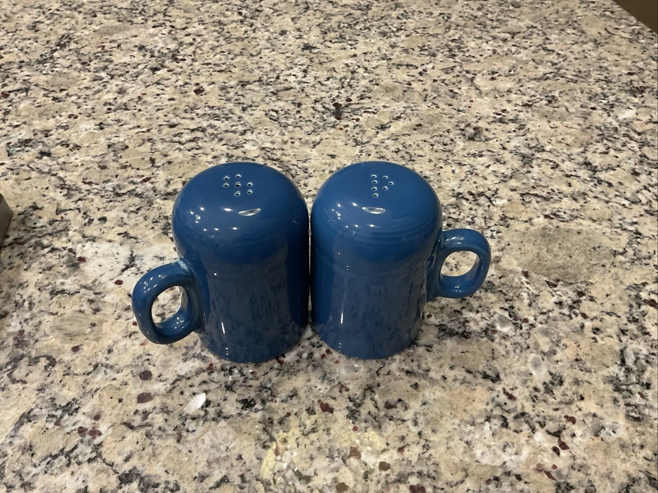 Juego de saleros y pimenteros Fiestaware Rangetop azul lapislázuli, usado en excelente estado Foto 1 de 4