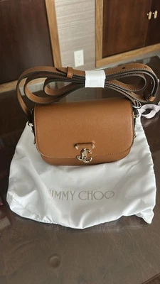 Nuevo con etiquetas Auténtico JIMMY CHOO Cuero Mini Bandolera Logo Madera Clara Marrón Foto 1 de 4