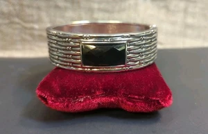 Brazalete grueso con bisagras textura cesta estrás acrílico negro tono plata - Imagen 1 de 7