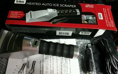 Totes Heated Auto Ice Scraper With Flashlight & Flexible Squeegee NEW - Image 1 of 4