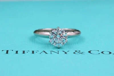 Anillo de compromiso solitario redondo de diamantes de platino Tiffany & Co 1,23 quilates G VS2 Foto 1 de 4