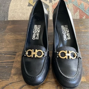 Salvatore Ferragamo $720 Gancini Acento Bomba Bloque Tacones EE. UU. 8,5 D - Imagen 1 de 15