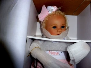ASHTON DRAKE/VIOLET PARKER "KAYLIE'S BRAND SPARKLING NEW" 17 PULGADAS MUÑECA NUEVA EN CAJA CON CERTIFICADO DE AUTENTICIDAD - Imagen 1 de 8