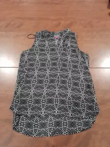 Vince Camuto Medium Black Geometric Blouse Sleeveless Vneck Summer Lightweight - Picture 1 of 4