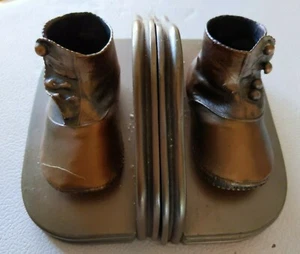 Par de zapatos de bebé de colección de bronce de 4 botones botines sujetalibros  - Imagen 1 de 7