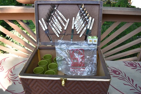 Vintage Redmon Picnic Basket Lucite Handles Filled  Dishes Complete Condition! Cover