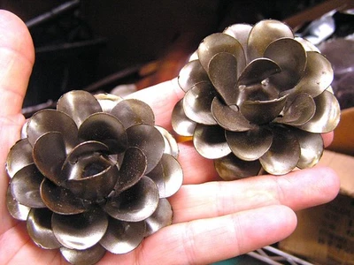 DOS rosas crudas grandes de metal, flores sin pintar para artesanía, adorno, acento Foto 1 de 2