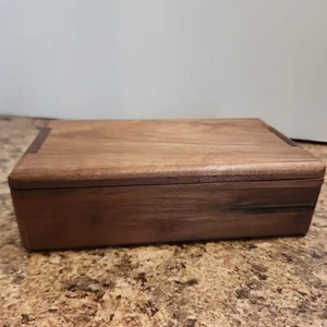 Caja de baratijas de madera hecha a mano hecha en EE. UU. vintage hecha a mano 8" x 4,5" - Imagen 1 de 14