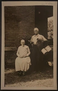 RETRATO DE PAREJA DE ANCIANOS ~ Hombre sostiene latas de pintura ~ Herramientas ~ POSTAL FOTO REAL RPPC - Imagen 1 de 3