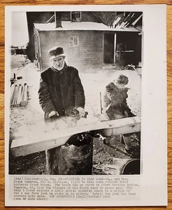 Foto de prensa 1966 de Fighting to Keep Warm in Indianápolis EE. UU. Pobreza - Imagen 1 de 1