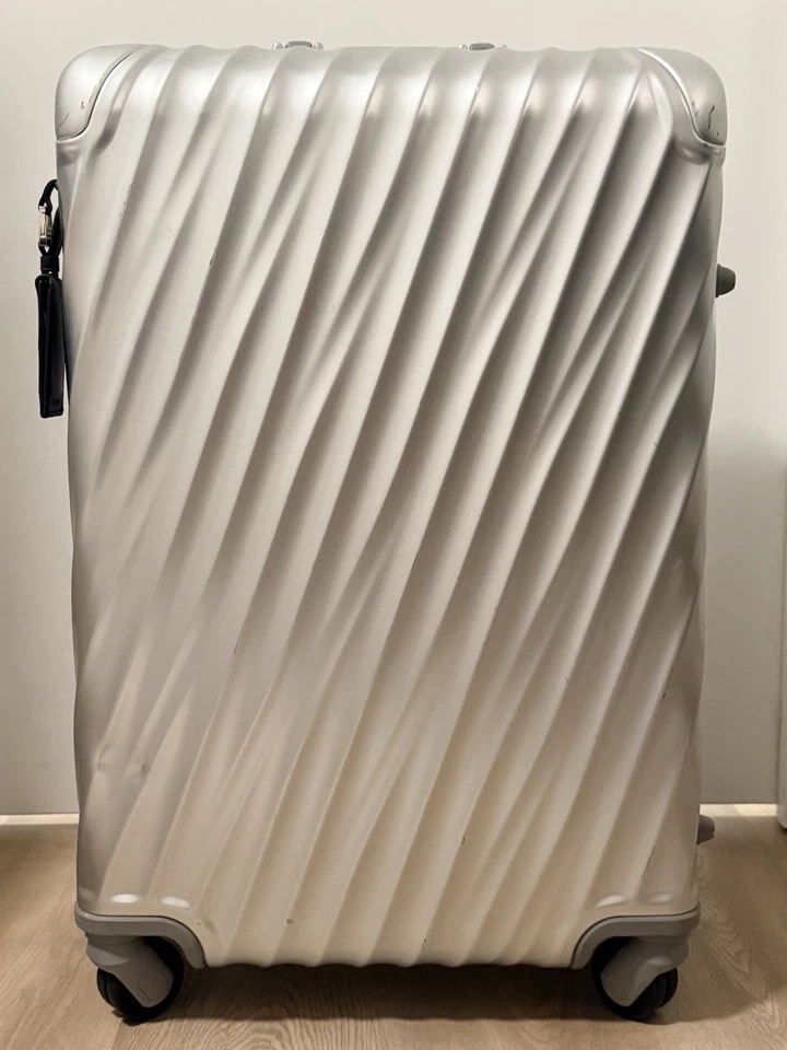 Equipaje de mano internacional Tumi de aluminio de 19 grados Foto 1 de 4